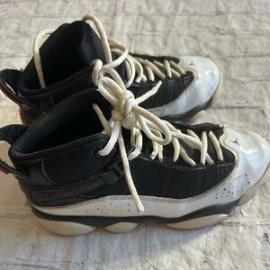 NIKE AIR JORDAN 6 RINGS BLACK AND WHITE WITH RED ACCENTS LACE UP SNEAKERS 2Y